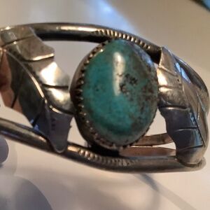 BEAUTIFUL VINTAGE OLD PAWN STERLING TURQUOISE CUFF LEAF DESIGN.